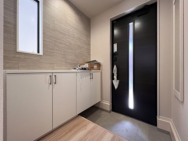 下駄箱収納、小窓付きの明るい玄関(1号棟)