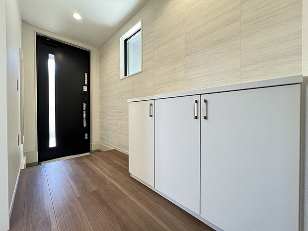 アクセントクロスがお洒落な玄関スペース（1号棟）