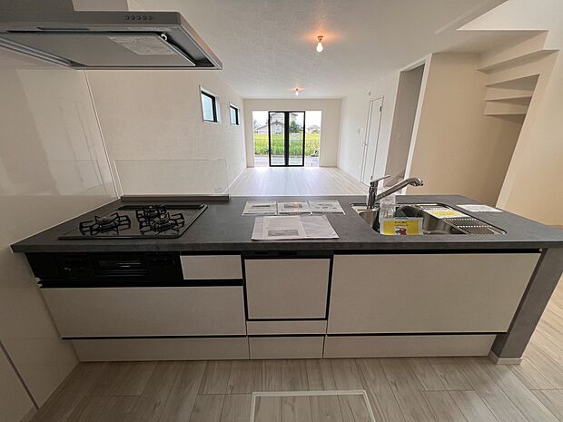 高級感のある食洗機付きカウンターキッチン　毎日の料理も楽しくなりますね