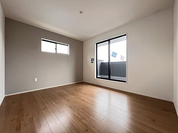 洋室7.5帖　アクセントクロスがお洒落な空間　WIC、バルコニー付きです(2号棟)