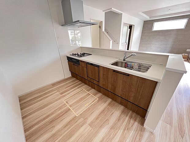 食洗機・浄水器付きの扱いやすいシステムキッチン(1号棟)