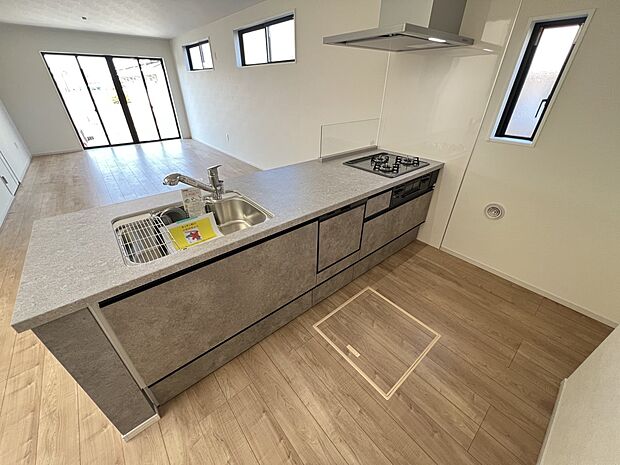 リビングを一望できる対面式システムキッチン(1号棟)