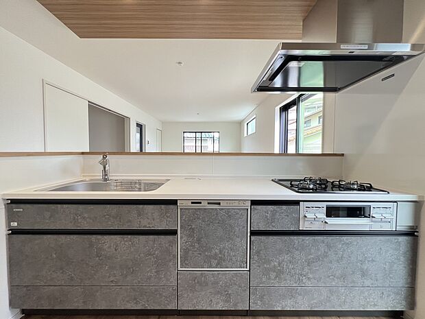 リビングを一望できる対面式システムキッチン(1号棟)