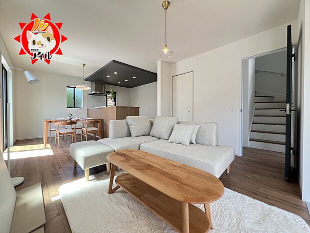 LDK17帖　南西向き2面採光仕様の明るいリビングです