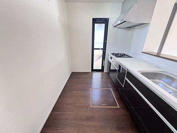 勝手口付きの扱いやすいシステムキッチン(2号棟同仕様)