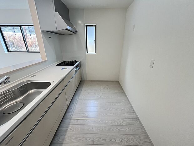 リビングを一望できる対面式システムキッチン 食洗機・浄水器付き(1号棟同仕様)