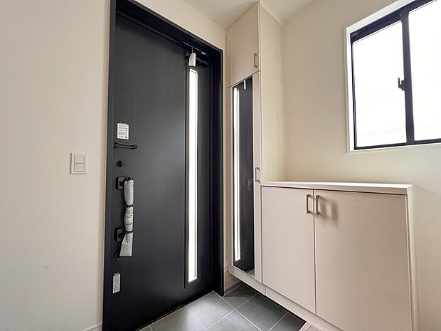 シューズボックス付の玄関は明るい印象に仕上がりました(1号棟)