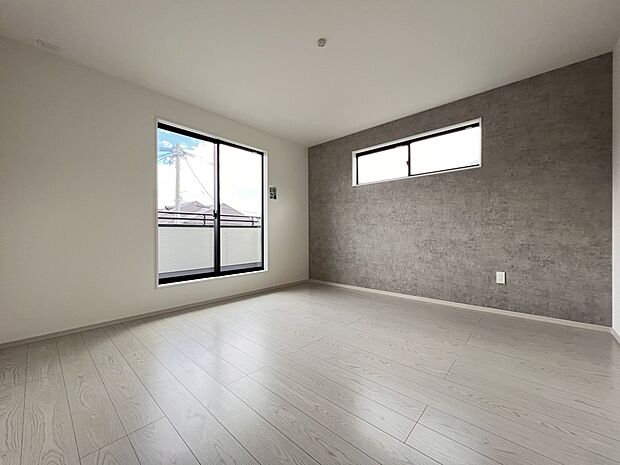 洋室8.2帖 WIC、バルコニー付きの広めのお部屋 ご夫婦の寝室にどうぞ!(1号棟)