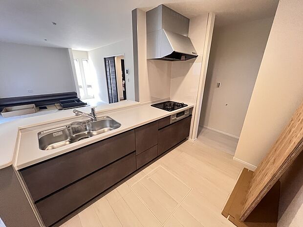 リビングを一望できる、扱いやすい対面式システムキッチン(1号棟)