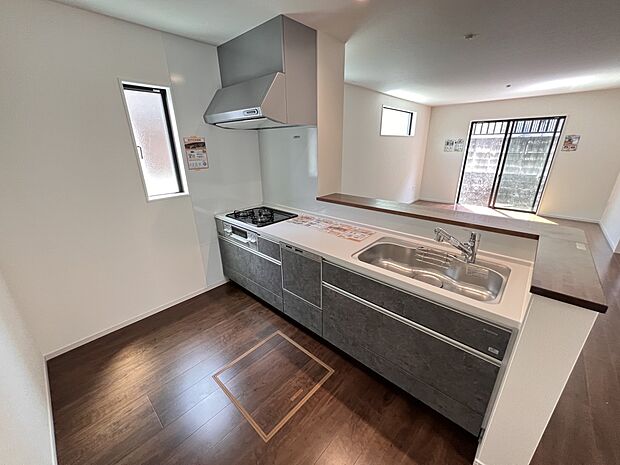 リビングを一望できる対面式システムキッチン 食洗機・浄水器付き