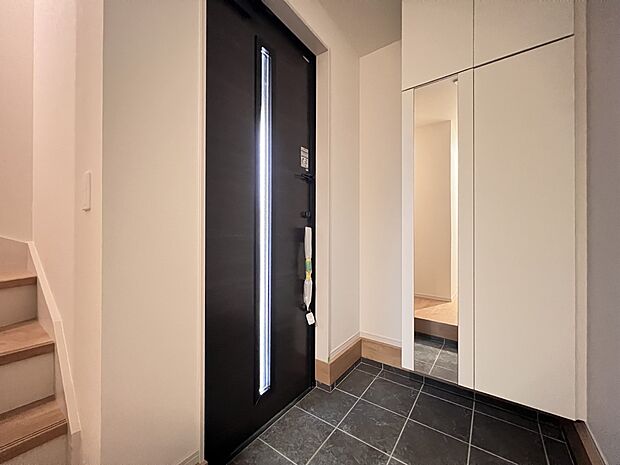 シューズボックス付の玄関は明るい印象に仕上がりました（2号棟）