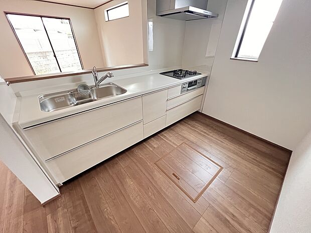 キッチンは2人並んでも余裕のスペースを確保。お子様とお料理なども楽しめそうです(A号棟)
