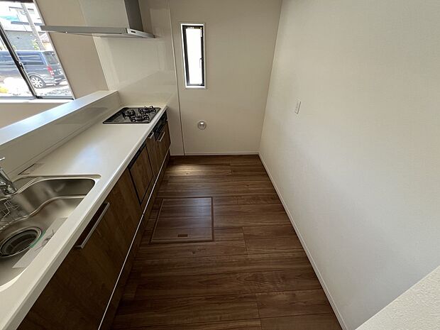 扱いやすいシステムキッチンで毎日のお料理もはかどります(同仕様)