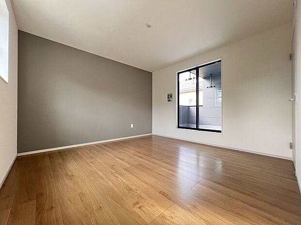 洋室8帖 アクセントクロスがお洒落な空間を演出!ご夫婦の寝室としてもお使いいただけます