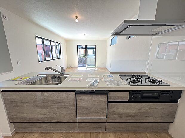 リビングを一望できる対面式システムキッチン 食洗機・浄水器付き