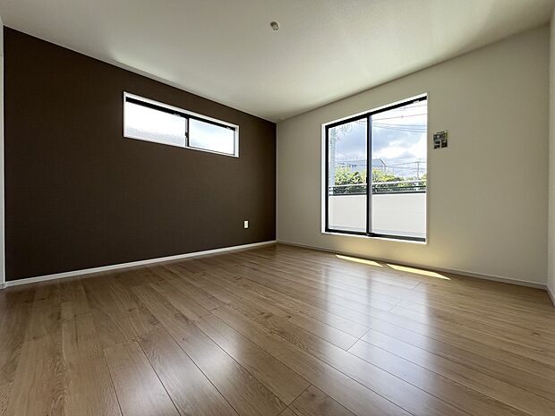 7.1帖の洋室にはバルコニー付き　南東向きで陽当たり良好です(1号棟同仕様)