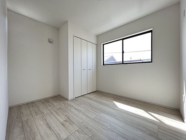 リビングの他に洋室を3～4部屋ご用意いたします(2号棟同仕様)