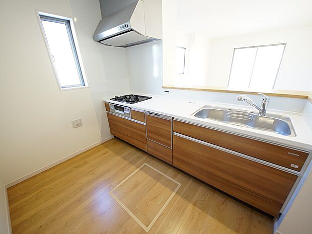 リビングを一望できる対面式システムキッチン(3号棟同仕様)