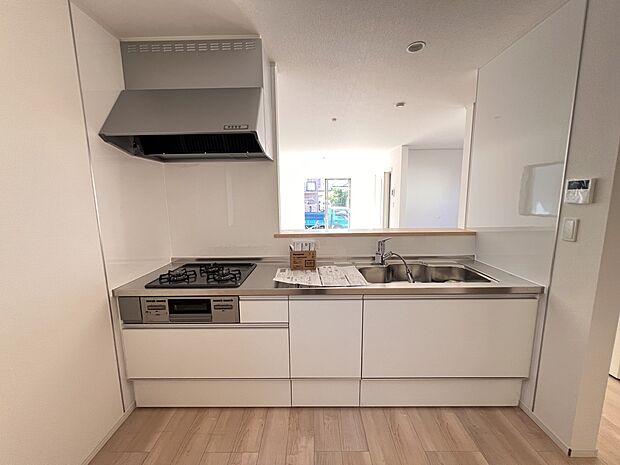 リビングを一望できる対面式システムキッチン　食洗機・浄水器付き(1号棟)