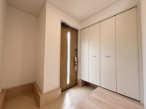 大容量のシューズクローク付きの玄関(2号棟同仕様)