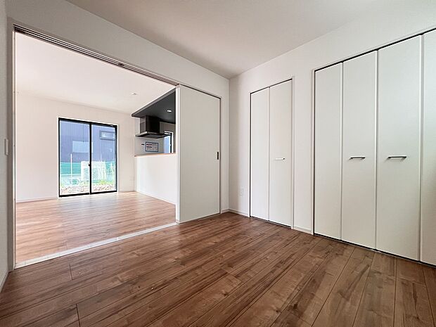 洋室4.5帖　収納スペース2箇所付、リビングに隣接した居室です（1号棟同仕様）