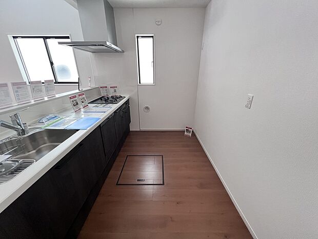 リビングを一望できる対面式システムキッチン(1号棟同仕様)