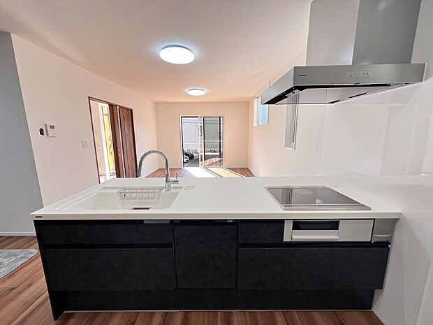 リビングを一望できる対面式システムキッチン IHクッキングヒーター搭載!