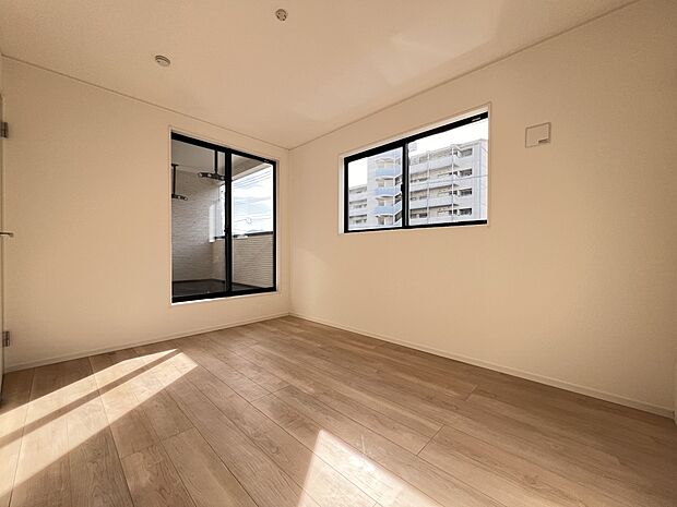 洋室6帖　バルコニー付きの広めのお部屋　ご夫婦の寝室にどうぞ！(2号棟)