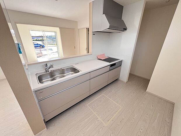 リビングを一望できる対面式システムキッチン