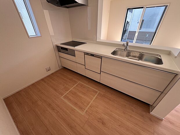 リビングを一望できる対面式システムキッチン 食洗機・浄水器付き(1号棟)