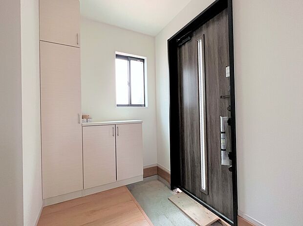 シューズボックス付の明るい玄関スペース(2号棟同仕様)