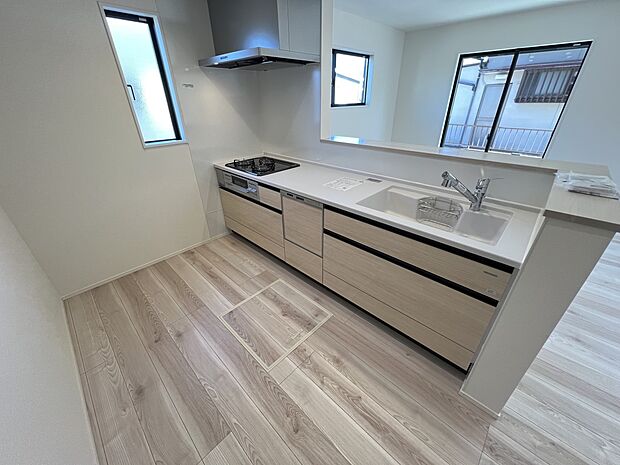 リビングを一望できる対面式システムキッチン