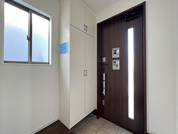 下駄箱収納、換気に便利な小窓付きの玄関(1号棟)