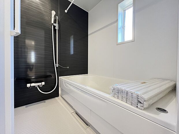 1坪タイプのバスルーム!浴室暖房乾燥機付きで、いつでも快適にお過ごしいただけます