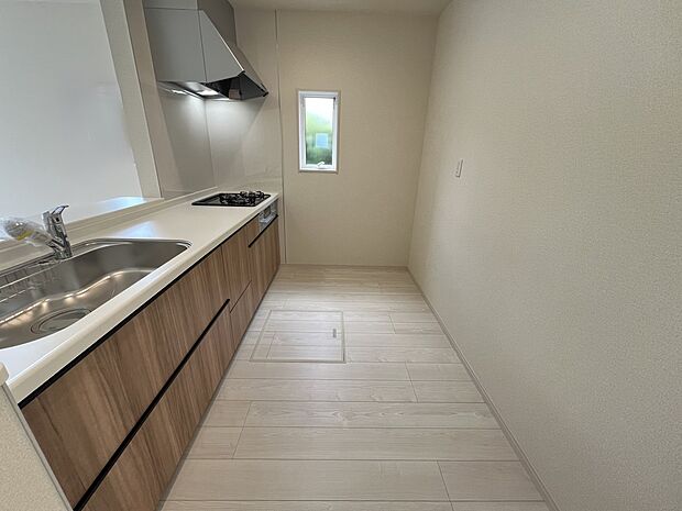 扱いやすいシステムキッチンで毎日のお料理もはかどります(1号棟同仕様)