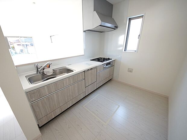 扱いやすいシステムキッチンで毎日のお料理もはかどります(同仕様)