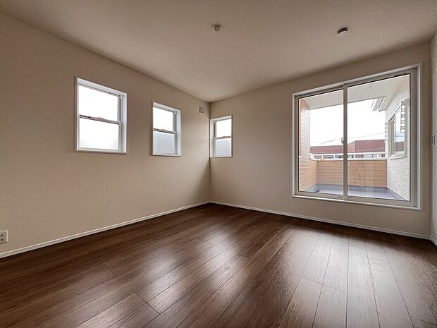 洋室8帖 2階のメインとなるお部屋 広めのバルコニー付きです!