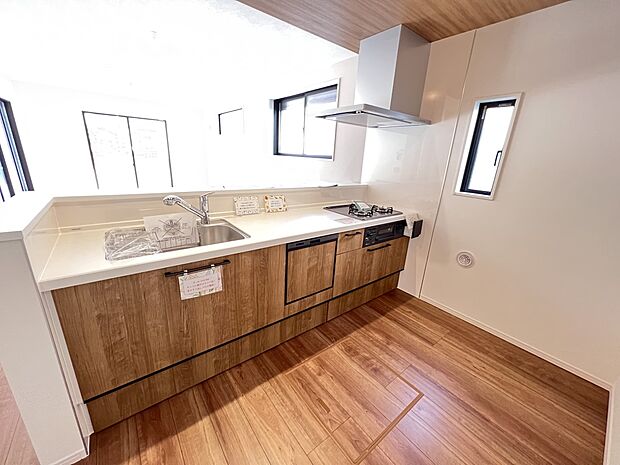 リビングを一望できる対面式システムキッチン(同仕様)