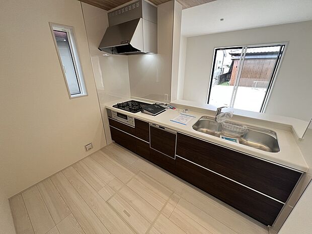 リビングを一望できる対面式システムキッチン(1号棟同仕様)