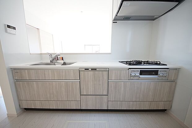 リビングを一望できる対面式システムキッチン(2号棟同仕様)