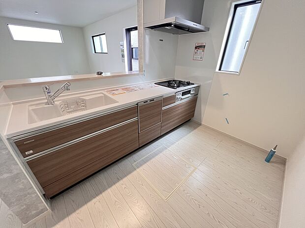 リビングを一望できる対面式システムキッチン(1号棟)