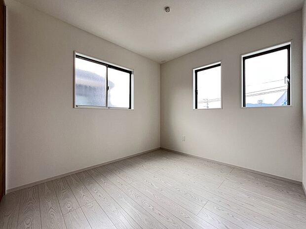 2階には洋室を4部屋ご用意いたします(同仕様)