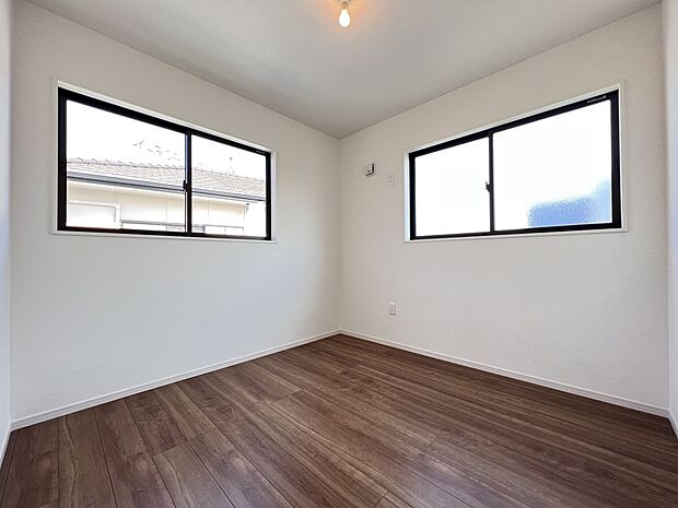 洋室4.5帖 2面採光の明るい居室です(2号棟同仕様)