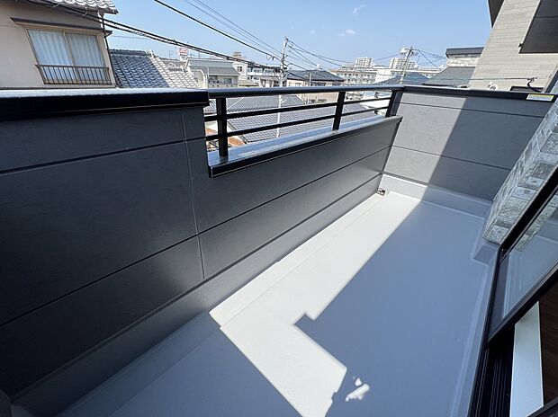 2部屋から行き来可能なワイドタイプのバルコニー(1号棟同仕様)