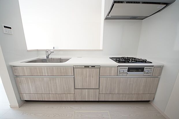 2人並んでも余裕のあるキッチンは毎日のお料理もはかどりそうです(同仕様)