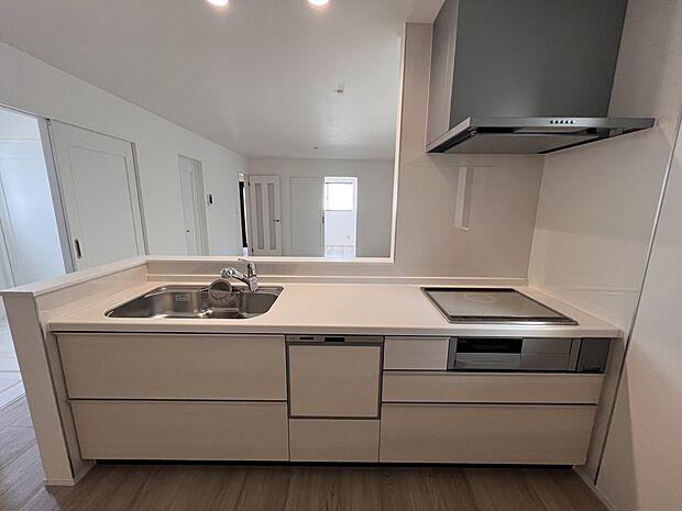 リビングを一望できる対面式システムキッチン 食洗機・浄水器付き(A号棟)