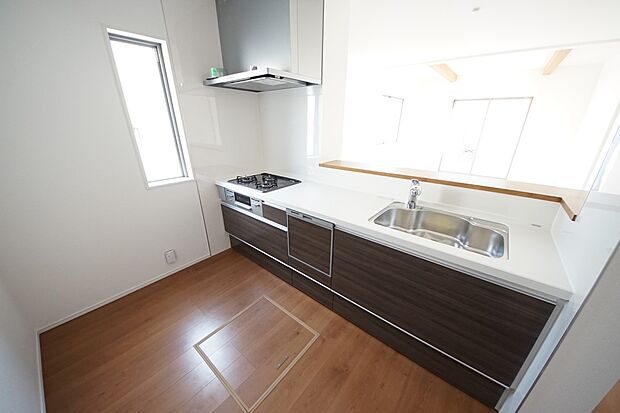 扱いやすいシステムキッチンで毎日のお料理もはかどります(同仕様)