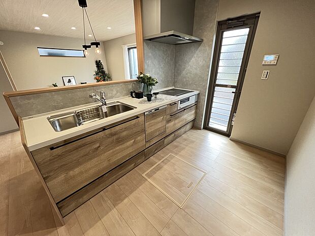 食洗機・浄水器・勝手口付きの扱いやすいシステムキッチン