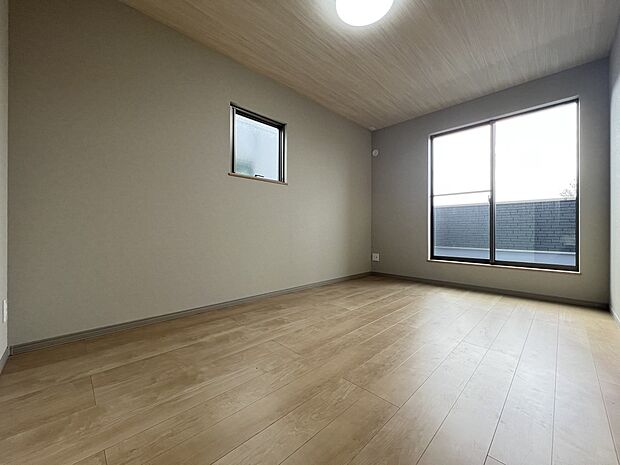 洋室6.8帖　W.I.C、バルコニー付きの広めのお部屋　ご夫婦の寝室にどうぞ！