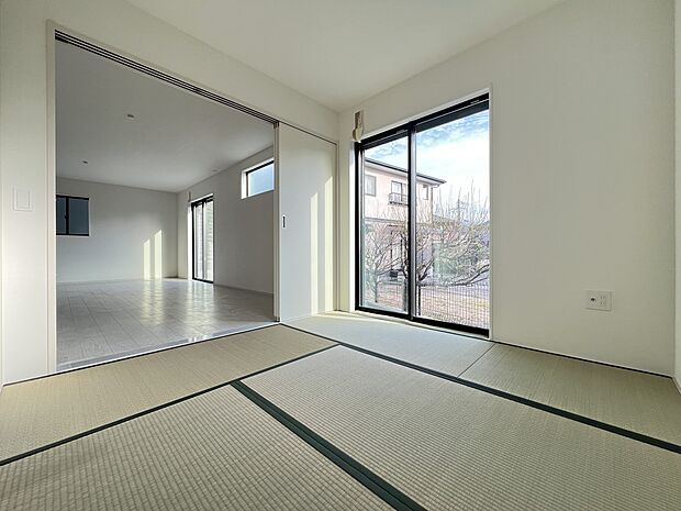 4.5帖の和室はリビングからアクセス可能な居室です(3号棟)